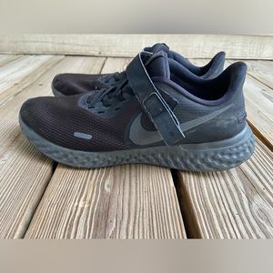 Nike Revolution 5 Flyease Black With Zippers On Side. Mens 9.5